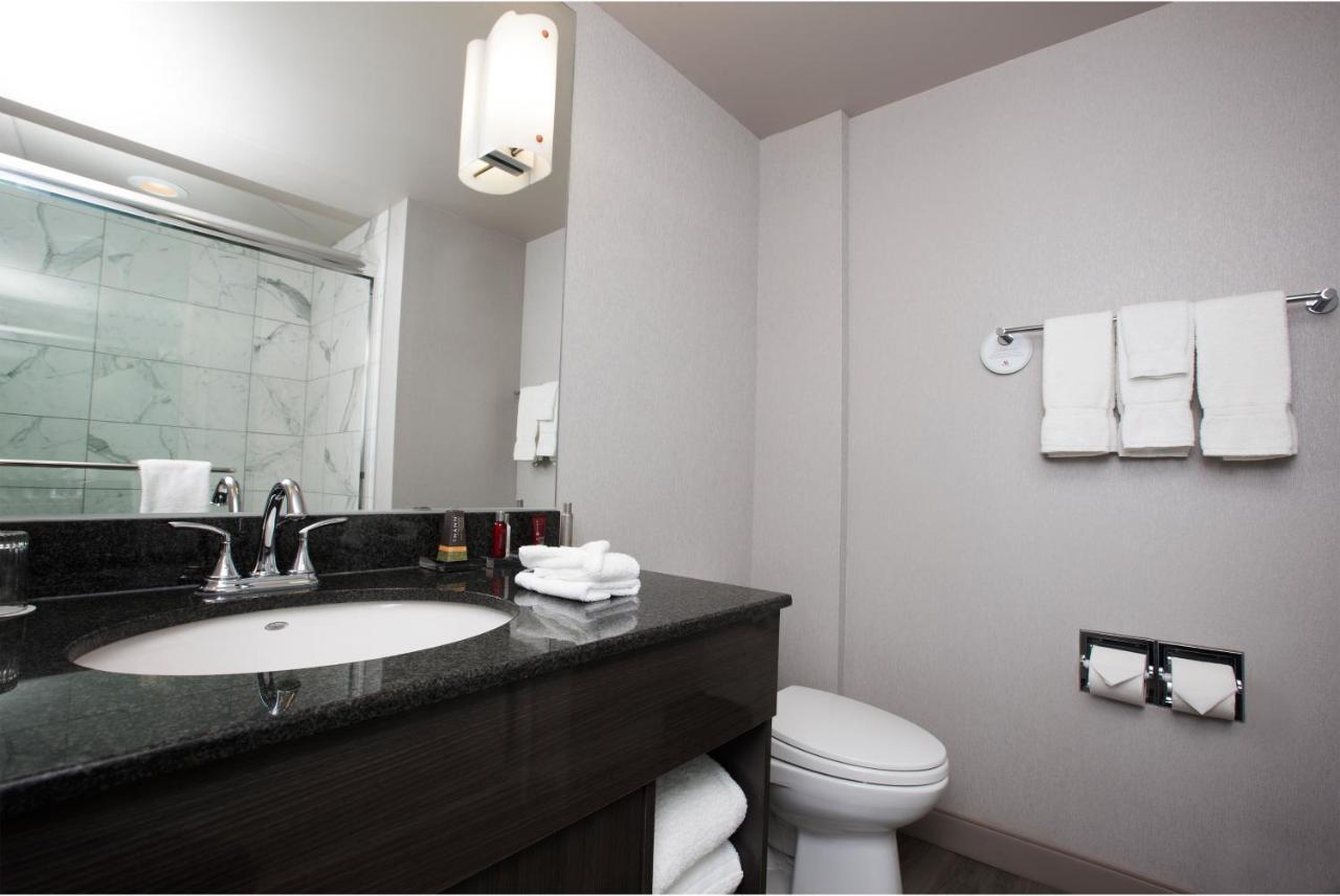 Niagara Bi-Level Loft Suite One King Bed Falls View